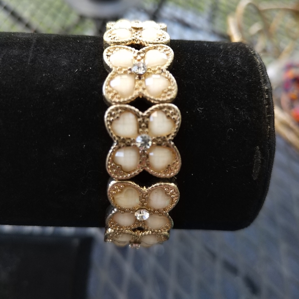 Beautiful 🦋 pattern stretch bracelet
